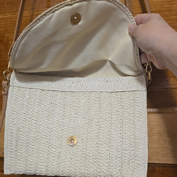 Straw Fold Over handbag with wristlet and adjustable strap - Picture 2 of 4